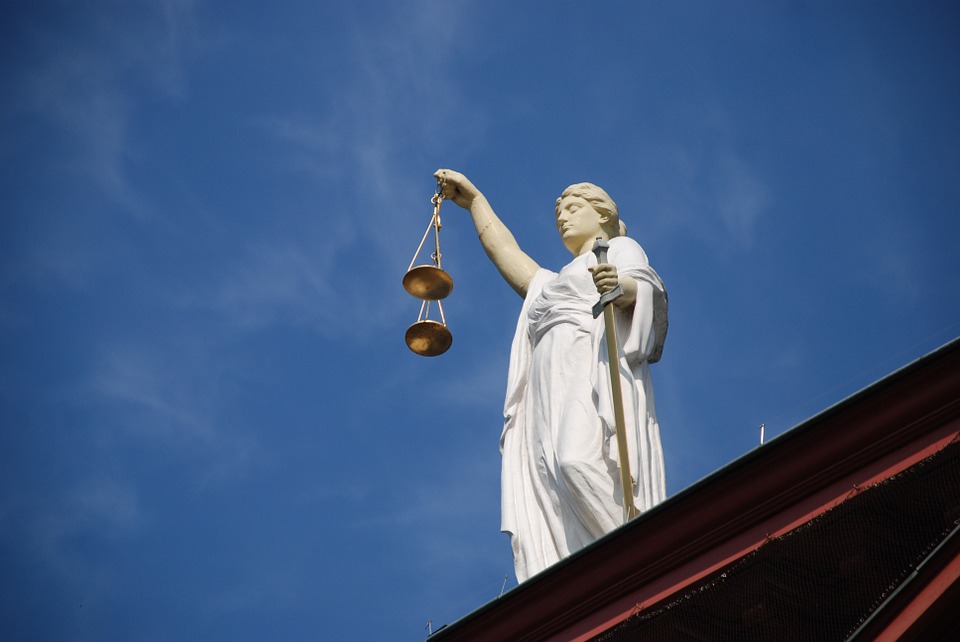 El Tribunal Supremo en su Sentencia nº 185/2016 de 18 de marzo, condena al titular de la discoteca por las lesiones causadas al pisar un vaso de cristal roto, por el riesgo creado sin necesidad de culpa 