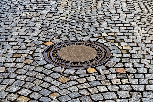 They compensate a woman who tripped over a sunken manhole cover in Llanes with more than 3,000 euros